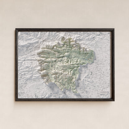 Mapa de relleu de la Garrotxa, amb el territori en color i l’entorn en blanc. Presentació amb marc. 50 × 70 cm. Estil Cartogràfic.