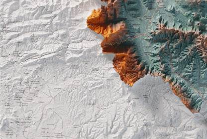 Mapa de relleu de la Garrotxa, amb el territori en color i l’entorn en blanc. Detall de la part inferior esquerra. 61 × 91 cm. Estil Blau i taronja.