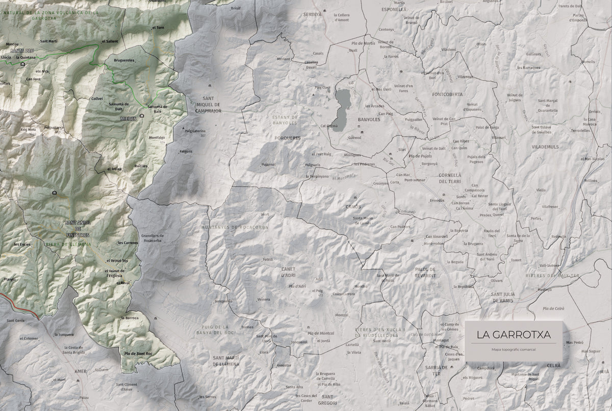 Mapa de relleu de la Garrotxa, amb el territori en color i l’entorn en blanc. Detall de la part inferior dreta. 61 × 91 cm. Estil Cartogràfic.