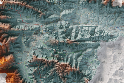 Mapa de relleu de la Garrotxa, amb el territori en color i l’entorn en blanc. Detall de la part central. 61 × 91 cm. Estil Blau i taronja.