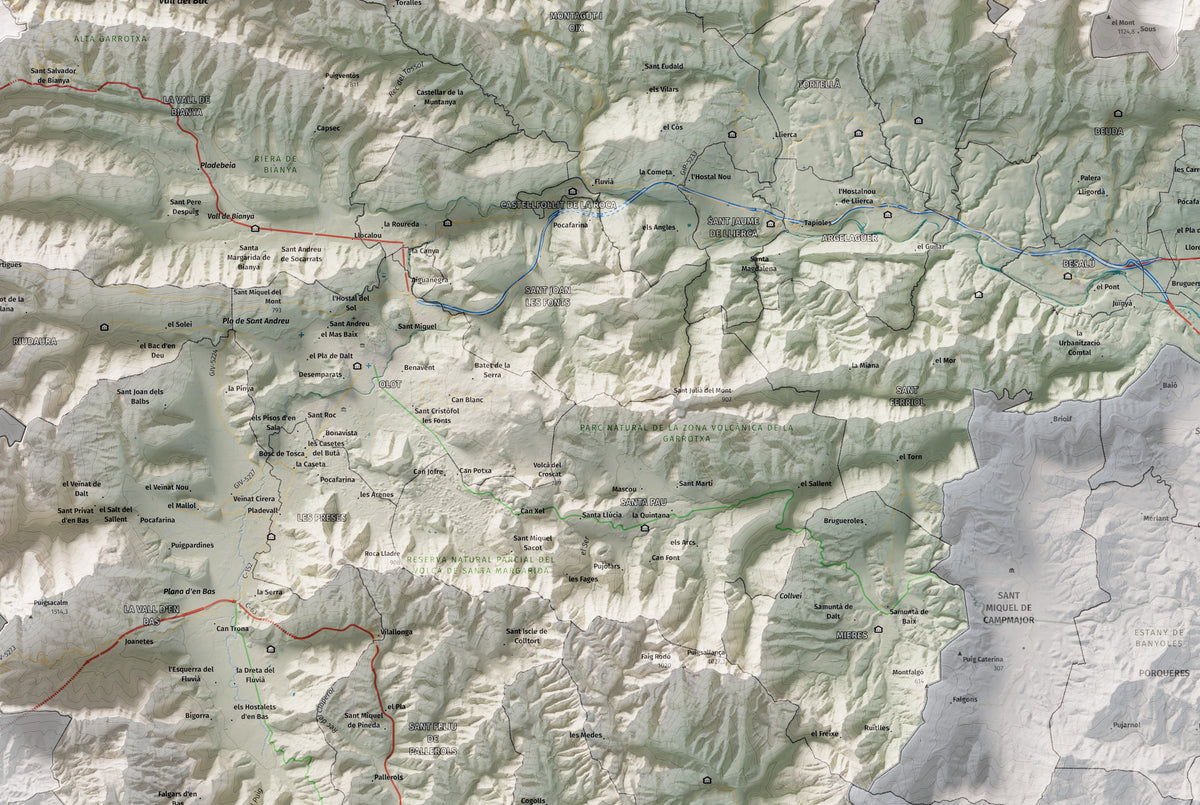 Mapa de relleu de la Garrotxa, amb el territori en color i l’entorn en blanc. Detall de la part central. 61 × 91 cm. Estil Cartogràfic.
