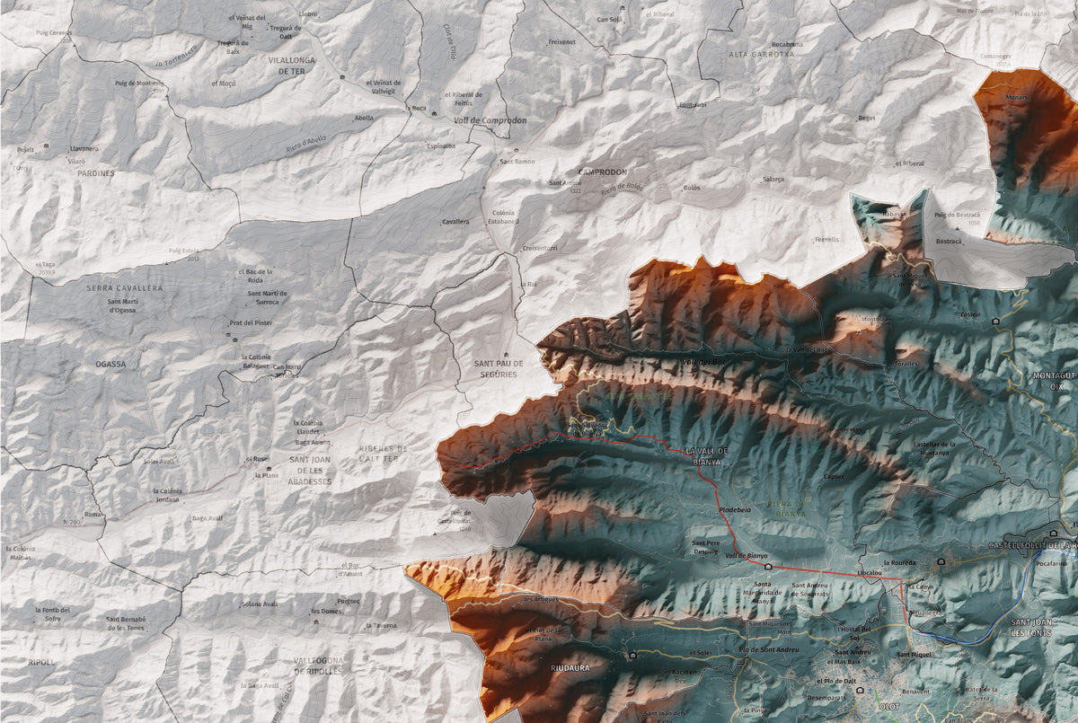 Mapa de relleu de la Garrotxa, amb el territori en color i l’entorn en blanc. Detall de la part superior esquerra. 61 × 91 cm. Estil Blau i taronja.