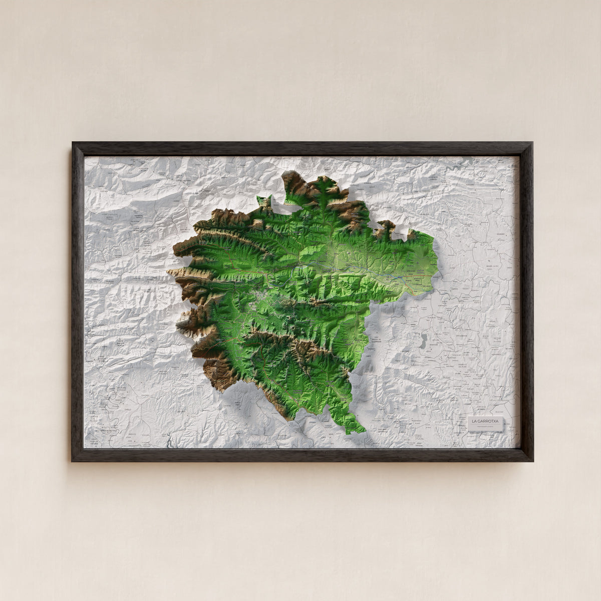 Mapa de relleu de la Garrotxa, amb el territori en color i l’entorn en blanc. Presentació amb marc. 61 × 91 cm. Estil Clàssic.