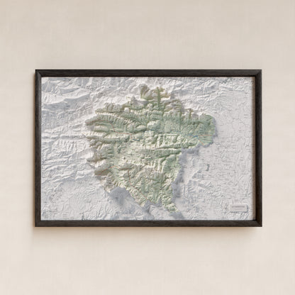 Mapa de relleu de la Garrotxa, amb el territori en color i l’entorn en blanc. Presentació amb marc. 61 × 91 cm. Estil Cartogràfic.