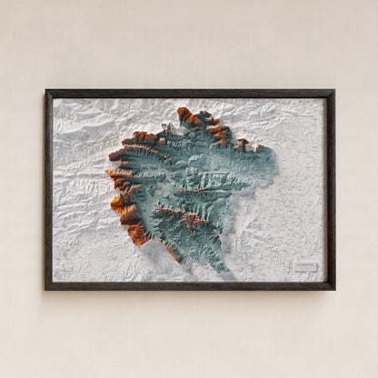 Mapa de relleu de la Garrotxa, amb el territori en color i l’entorn en blanc. Presentació amb marc. 61 × 91 cm. Estil Blau i taronja.