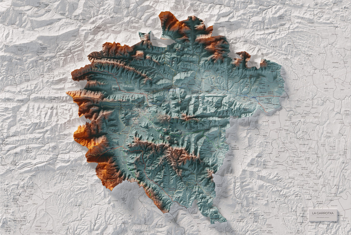 Mapa de relleu de la Garrotxa, amb el territori en color i l’entorn en blanc. Vista completa de la làmina. 61 × 91 cm. Estil Blau i taronja.