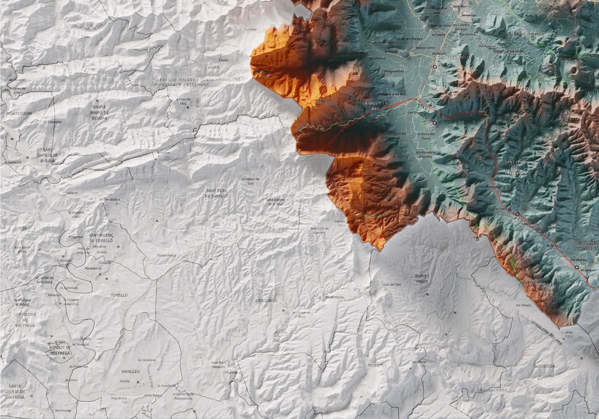 Mapa de relleu de la Garrotxa, amb el territori en color i l’entorn en blanc. Detall de la part inferior esquerra. 70 × 100 cm. Estil Blau i taronja.