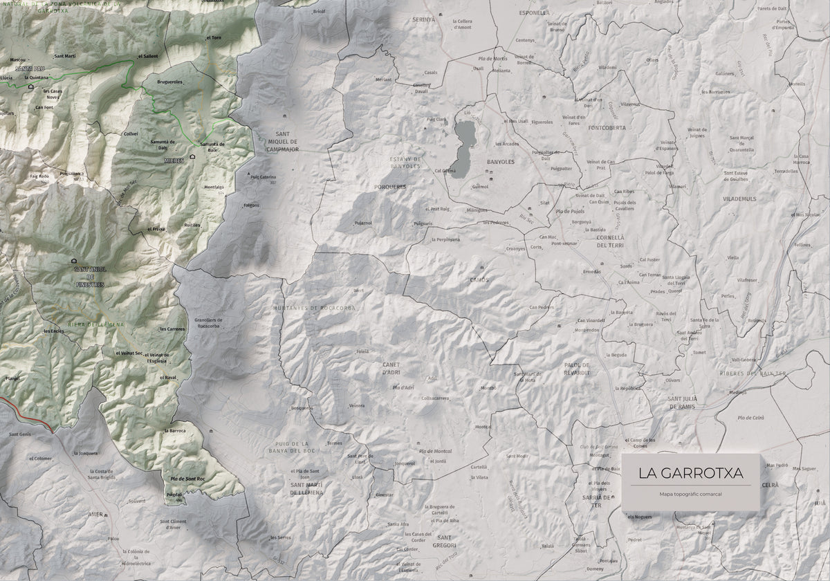 Mapa de relleu de la Garrotxa, amb el territori en color i l’entorn en blanc. Detall de la part inferior dreta. 70 × 100 cm. Estil Cartogràfic.