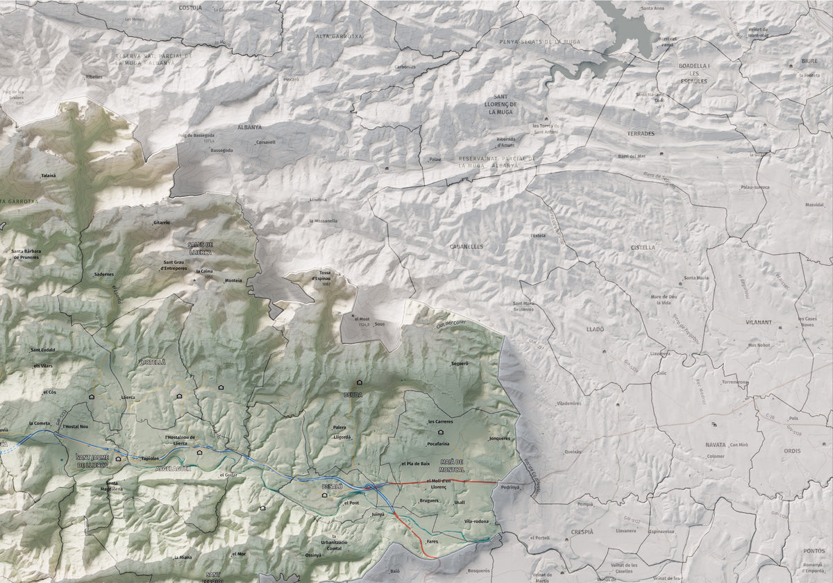 Mapa de relleu de la Garrotxa, amb el territori en color i l’entorn en blanc. Detall de la part superior dreta. 70 × 100 cm. Estil Cartogràfic.