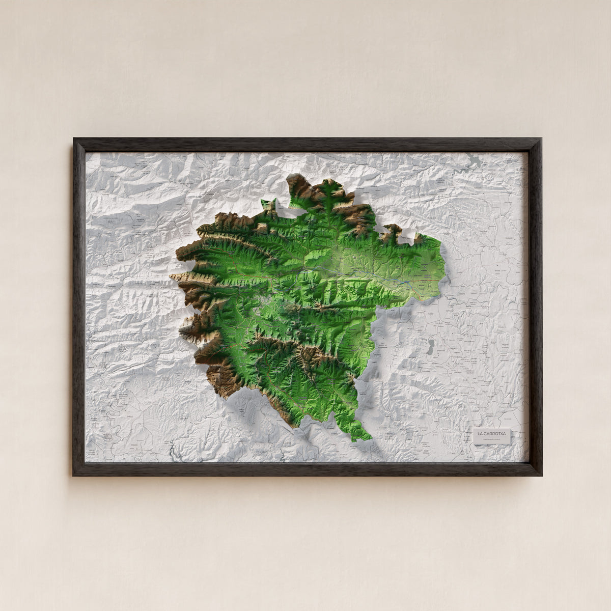 Mapa de relleu de la Garrotxa, amb el territori en color i l’entorn en blanc. Presentació amb marc. 70 × 100 cm. Estil Clàssic.