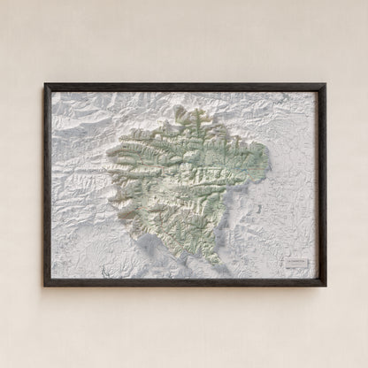 Mapa de relleu de la Garrotxa, amb el territori en color i l’entorn en blanc. Presentació amb marc. 70 × 100 cm. Estil Cartogràfic.