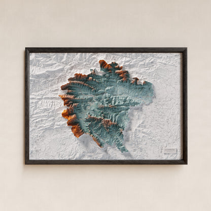 Mapa de relleu de la Garrotxa, amb el territori en color i l’entorn en blanc. Presentació amb marc. 70 × 100 cm. Estil Blau i taronja.