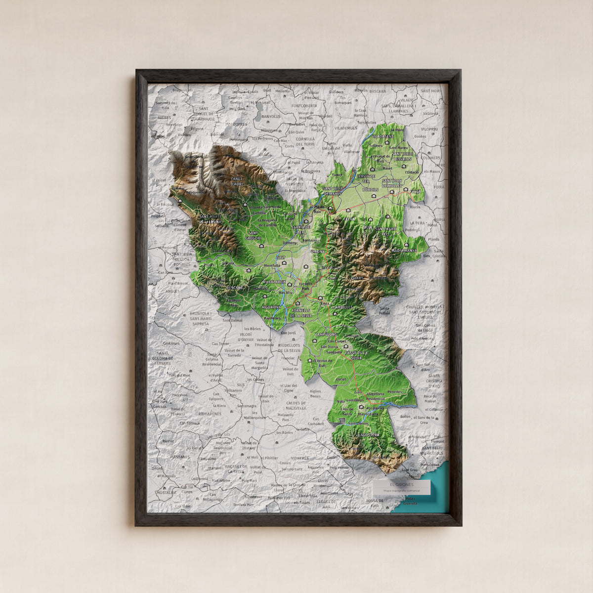 Mapa de relleu del Gironès, amb el territori en color i l’entorn en blanc. Presentació amb marc. 21 × 30 cm. Estil Clàssic.