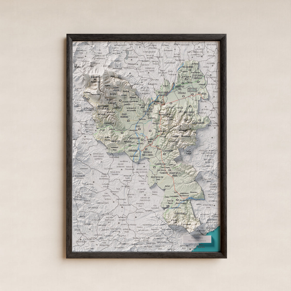 Mapa de relleu del Gironès, amb el territori en color i l’entorn en blanc. Presentació amb marc. 21 × 30 cm. Estil Cartogràfic.