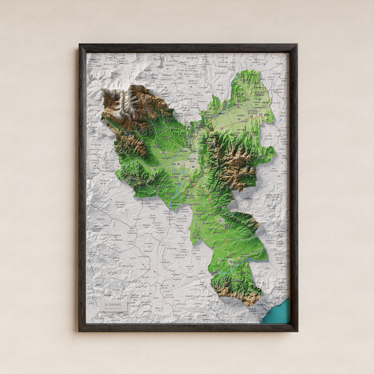 Mapa de relleu del Gironès, amb el territori en color i l’entorn en blanc. Presentació amb marc. 30 × 40 cm. Estil Clàssic.