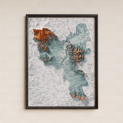 Mapa de relleu del Gironès, amb el territori en color i l’entorn en blanc. Presentació amb marc. 30 × 40 cm. Estil Blau i taronja.