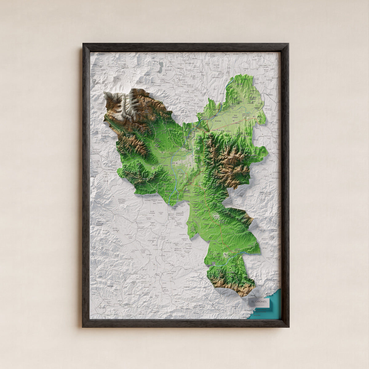 Mapa de relleu del Gironès, amb el territori en color i l’entorn en blanc. Presentació amb marc. 50 × 70 cm. Estil Clàssic.