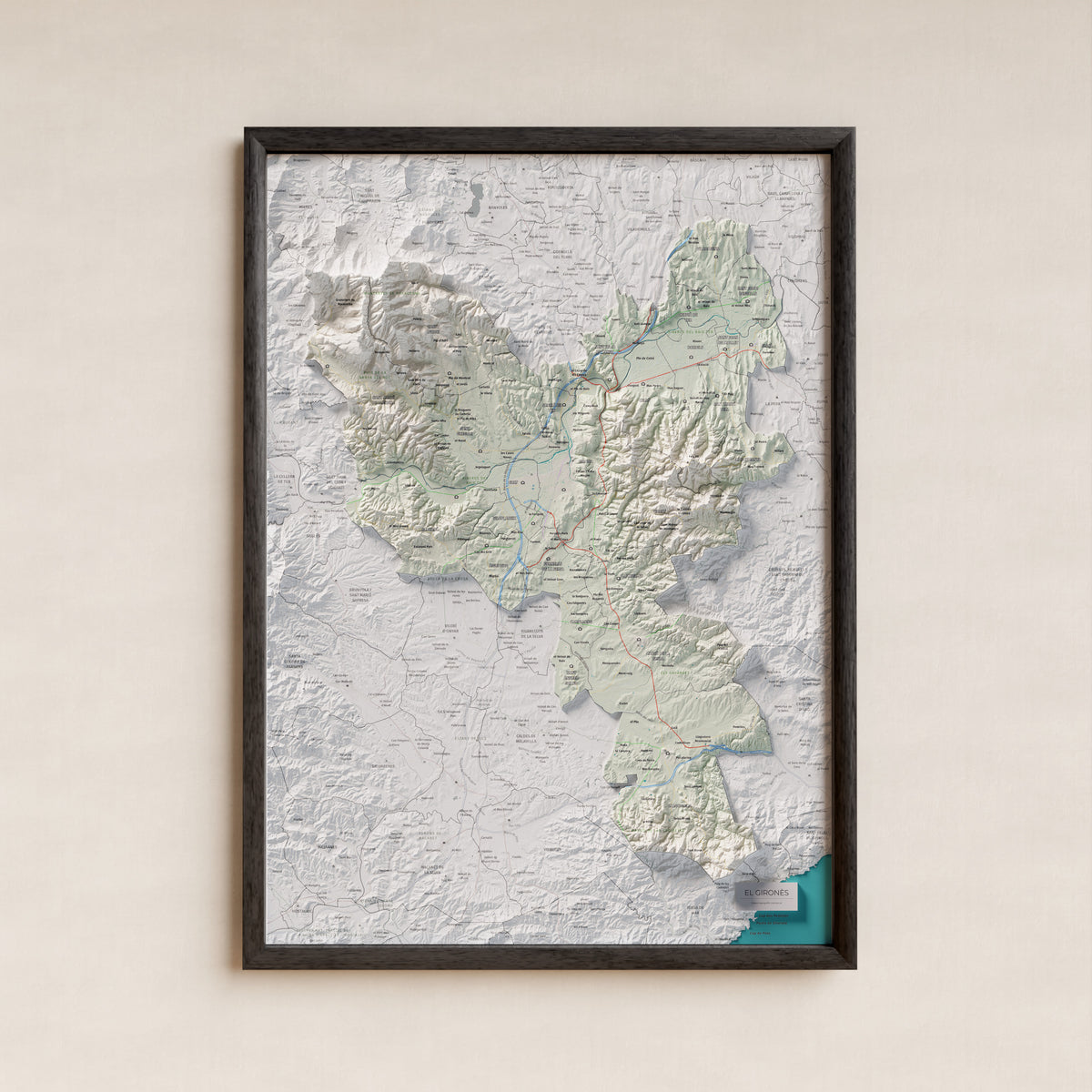 Mapa de relleu del Gironès, amb el territori en color i l’entorn en blanc. Presentació amb marc. 50 × 70 cm. Estil Cartogràfic.