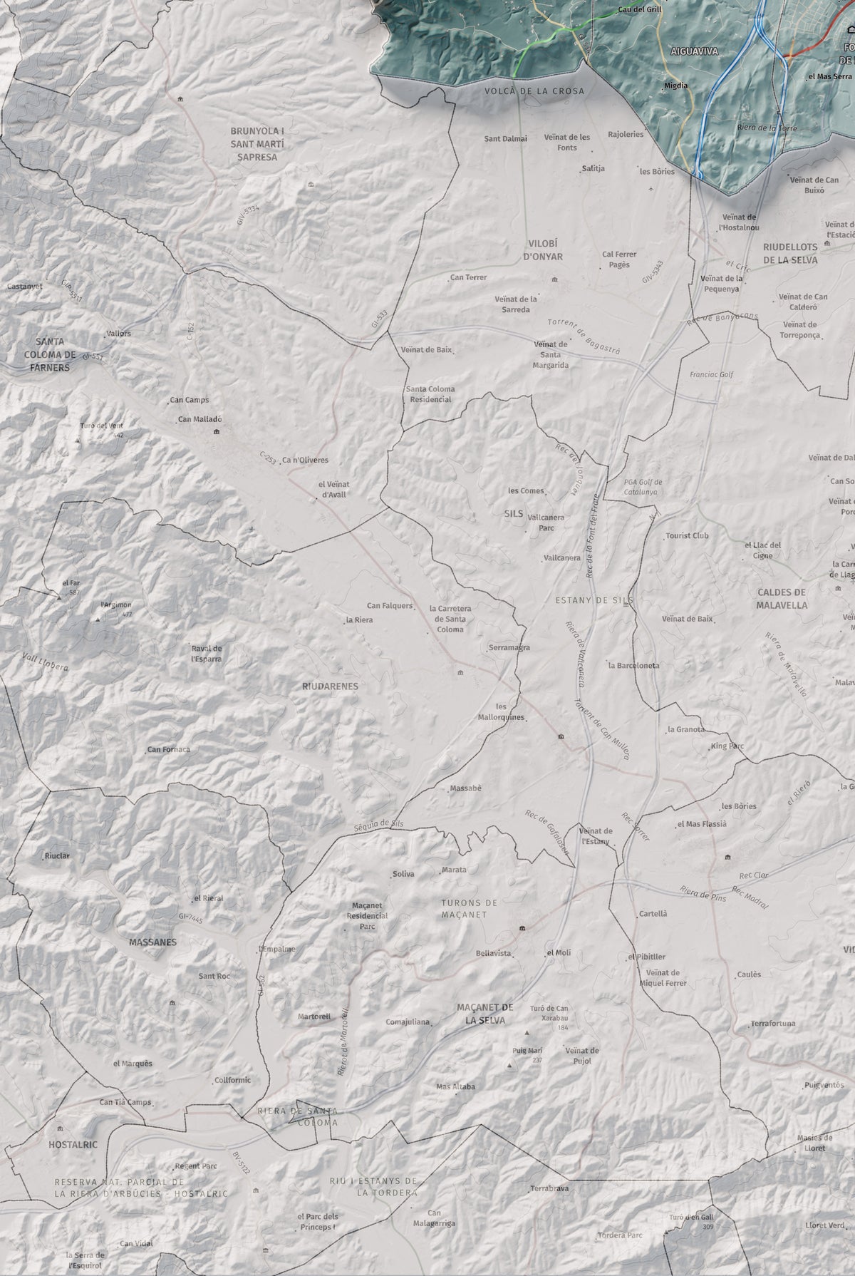 Mapa de relleu del Gironès, amb el territori en color i l’entorn en blanc. Detall de la part inferior esquerra. 61 × 91 cm. Estil Blau i taronja.