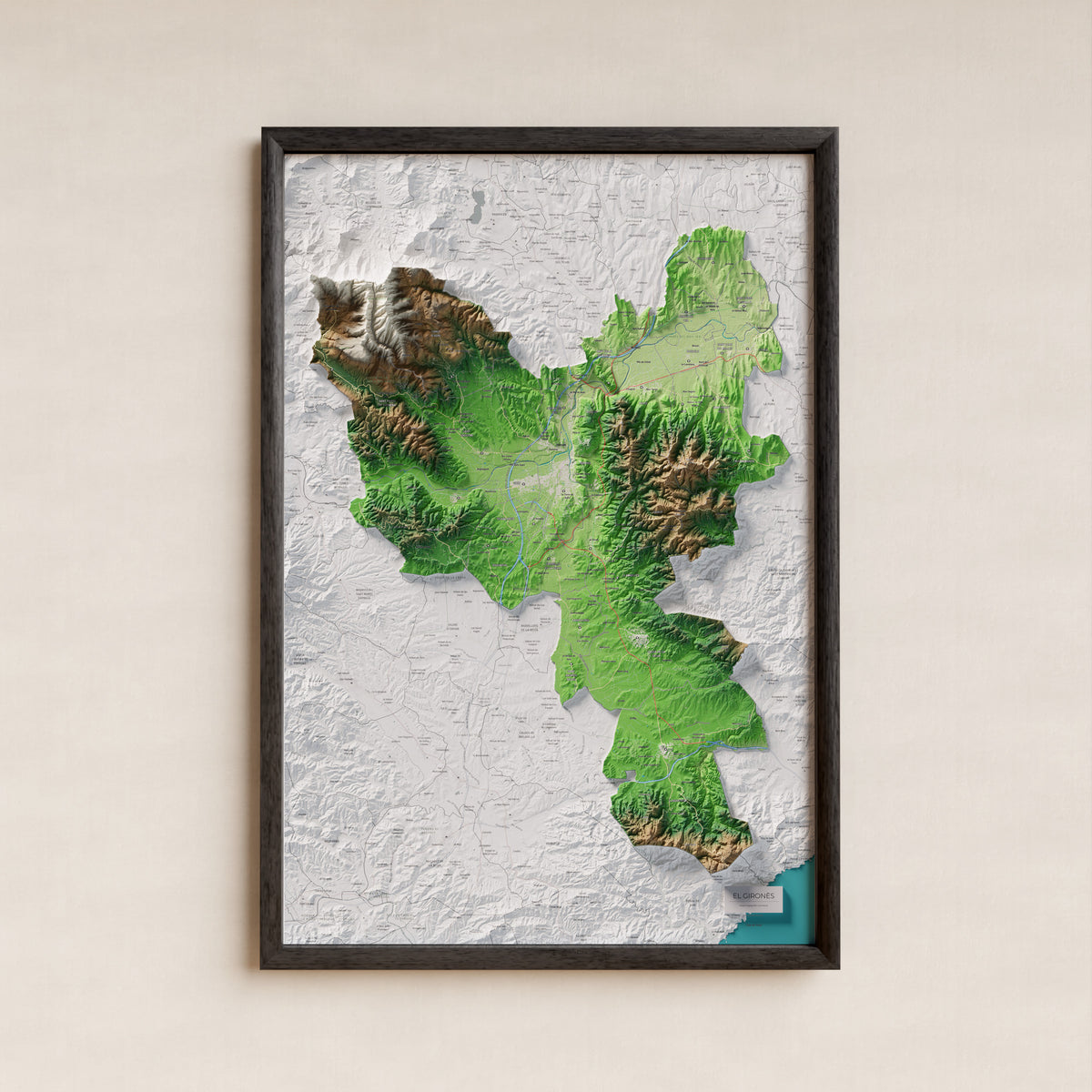 Mapa de relleu del Gironès, amb el territori en color i l’entorn en blanc. Presentació amb marc. 61 × 91 cm. Estil Clàssic.