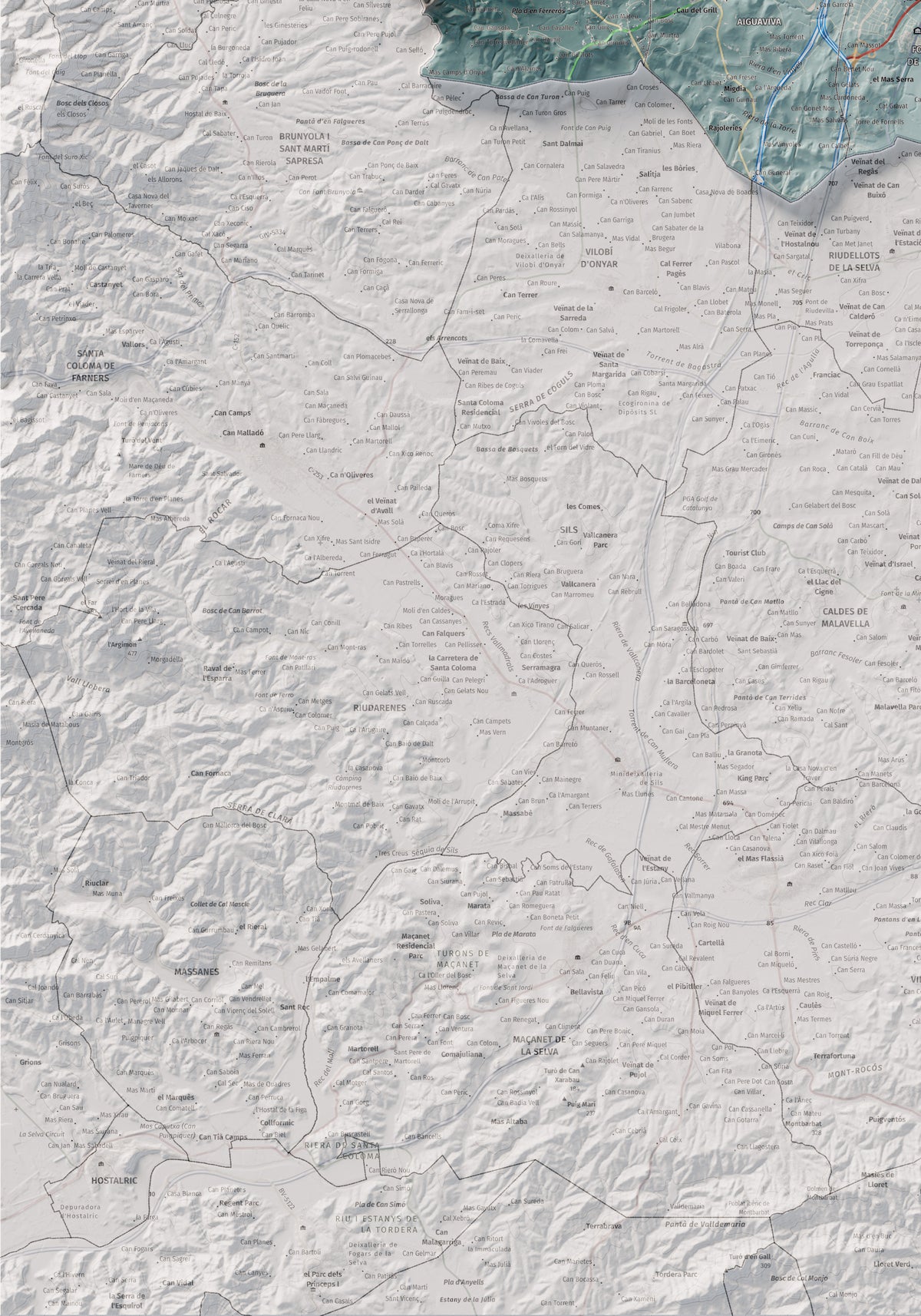 Mapa de relleu del Gironès, amb el territori en color i l’entorn en blanc. Detall de la part inferior esquerra. 70 × 100 cm. Estil Blau i taronja.