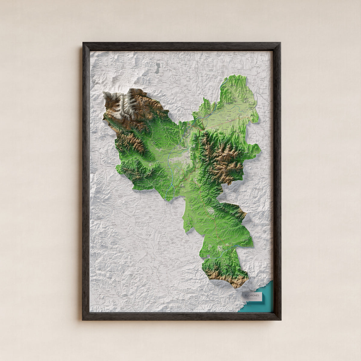 Mapa de relleu del Gironès, amb el territori en color i l’entorn en blanc. Presentació amb marc. 70 × 100 cm. Estil Clàssic.