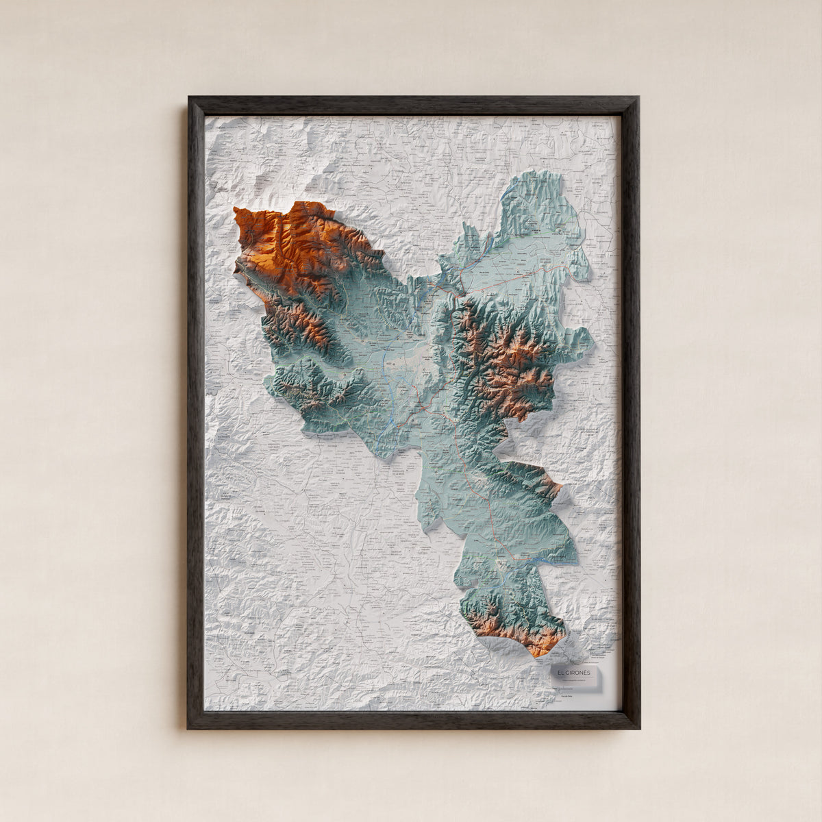 Mapa de relleu del Gironès, amb el territori en color i l’entorn en blanc. Presentació amb marc. 70 × 100 cm. Estil Blau i taronja.