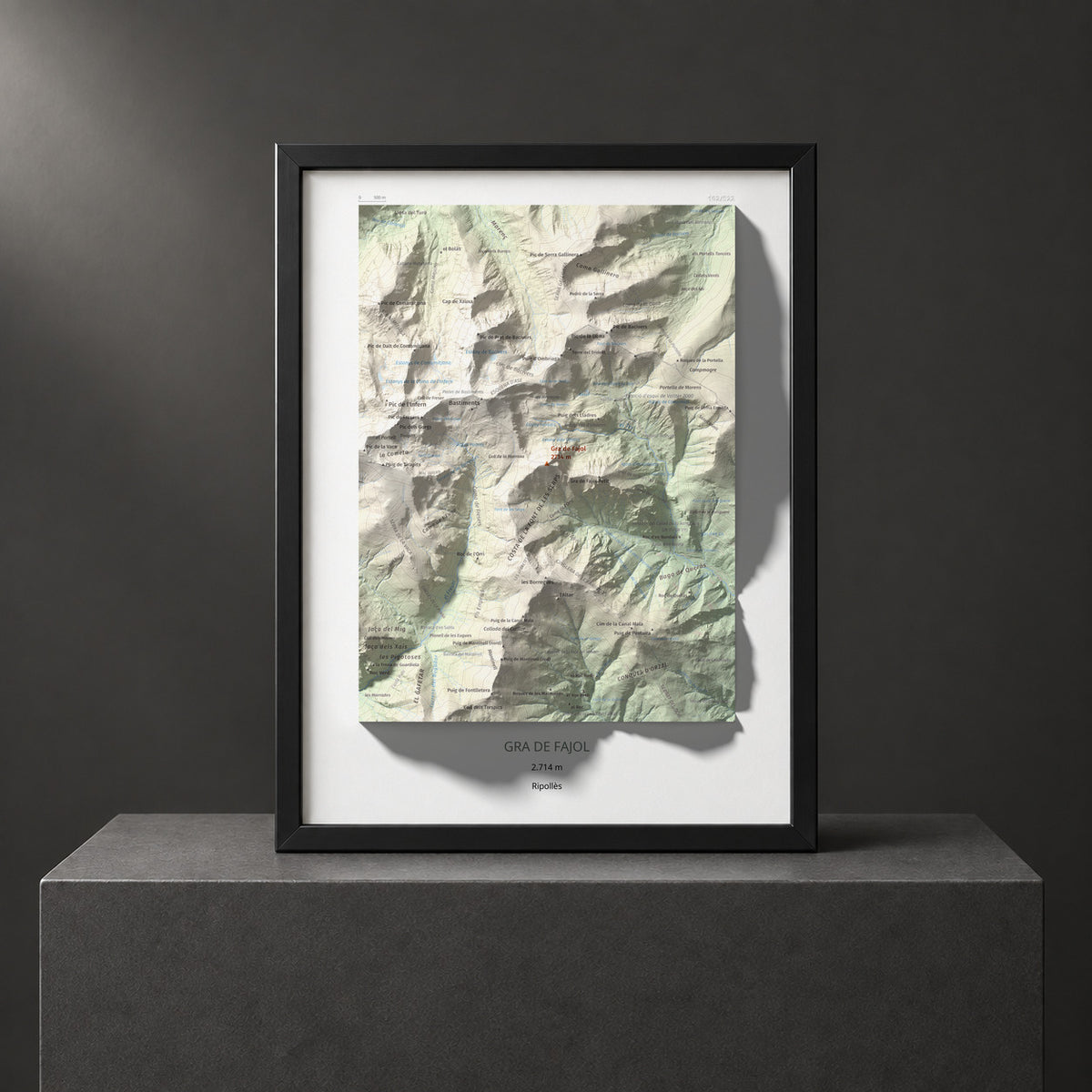 Mapa de relieve de Gra de Fajol, 2714 m, Ripollès, lámina 100 Cims de Trobart. Presentación enmarcada. 30 × 40 cm.