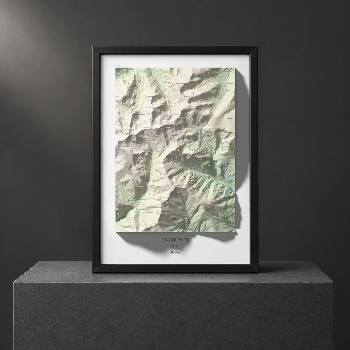 Mapa de relieve de Gra de Fajol, 2714 m, Ripollès, lámina 100 Cims de Trobart. Presentación enmarcada. 50 × 70 cm.