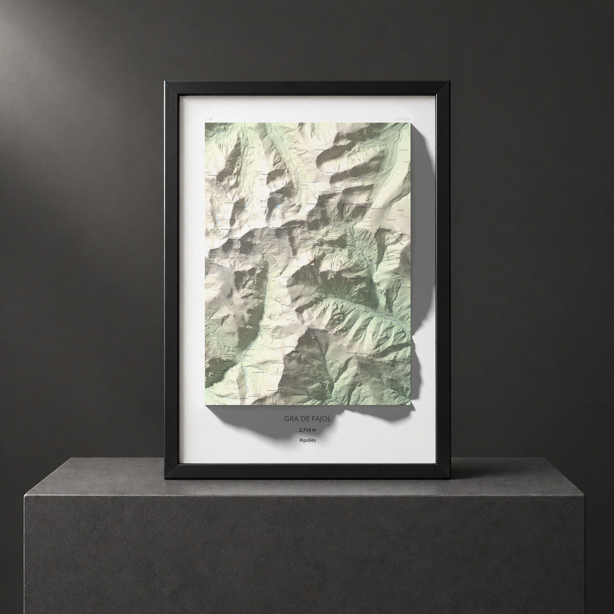 Mapa de relieve de Gra de Fajol, 2714 m, Ripollès, lámina 100 Cims de Trobart. Presentación enmarcada. 70 × 100 cm.