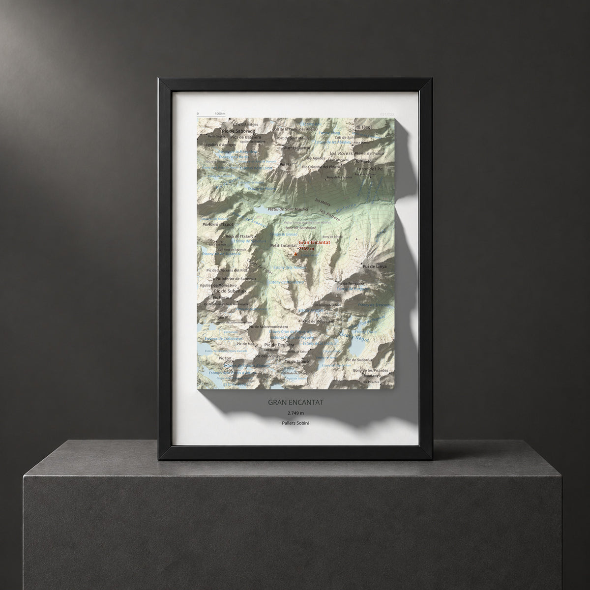 Mapa de relieve de Gran Encantat, 2749 m, Pallars Sobirà, lámina 100 Cims de Trobart. Presentación enmarcada. 21 × 30 cm.