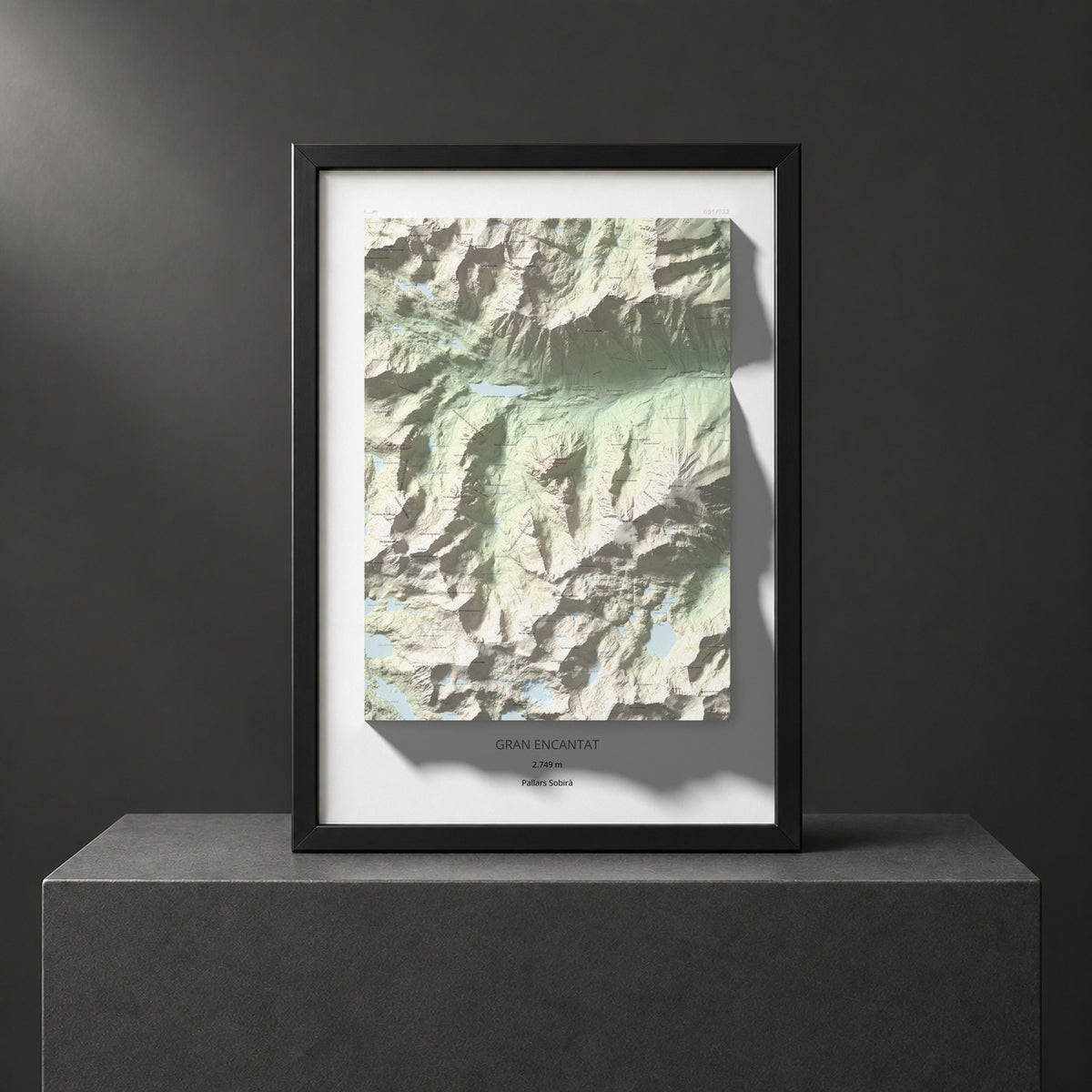 Mapa de relieve de Gran Encantat, 2749 m, Pallars Sobirà, lámina 100 Cims de Trobart. Presentación enmarcada. 70 × 100 cm.