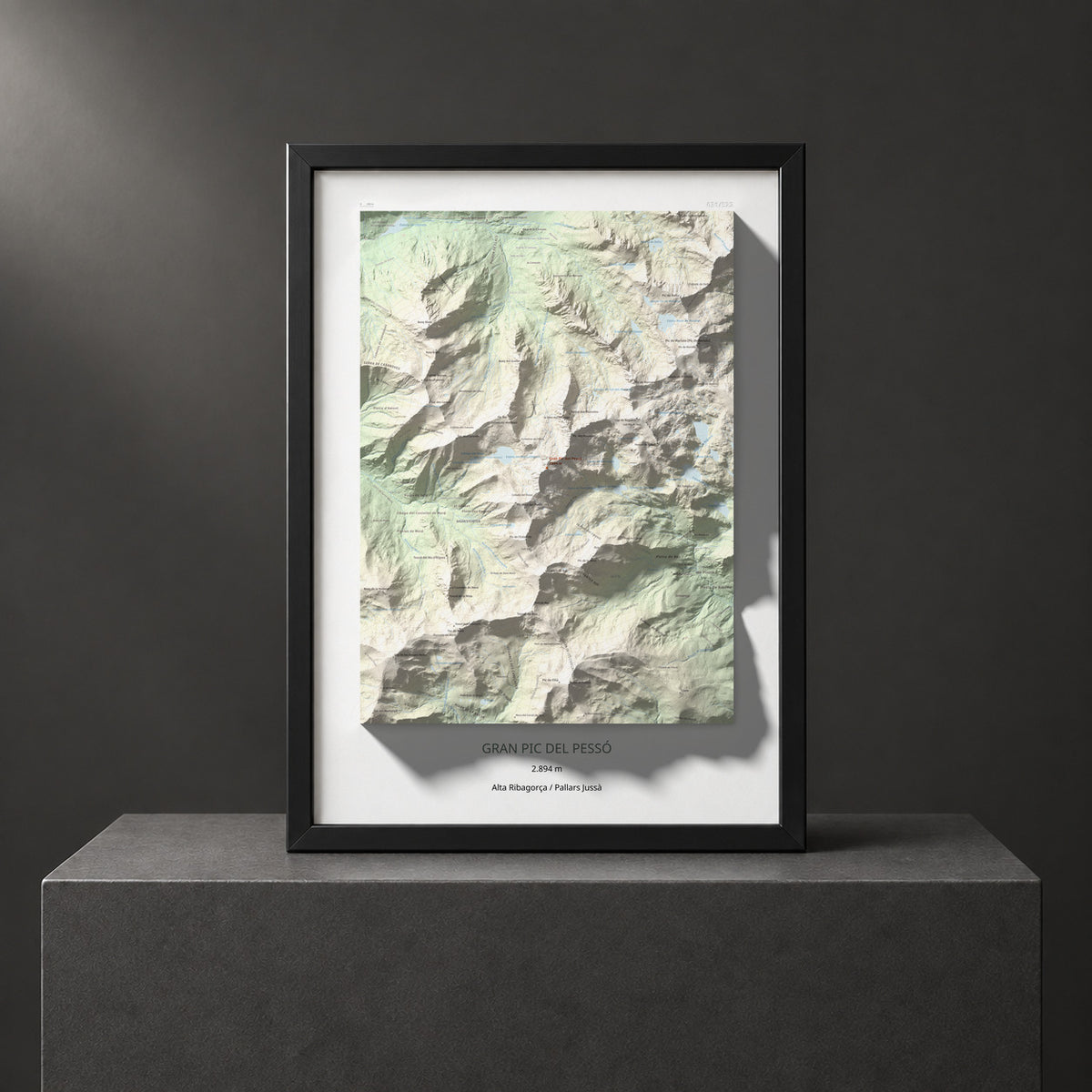 Mapa de relieve de Gran Pic del Pessó, 2894 m, Alta Ribagorça · Pallars Jussà, lámina 100 Cims de Trobart. Presentación enmarcada. 50 × 70 cm.