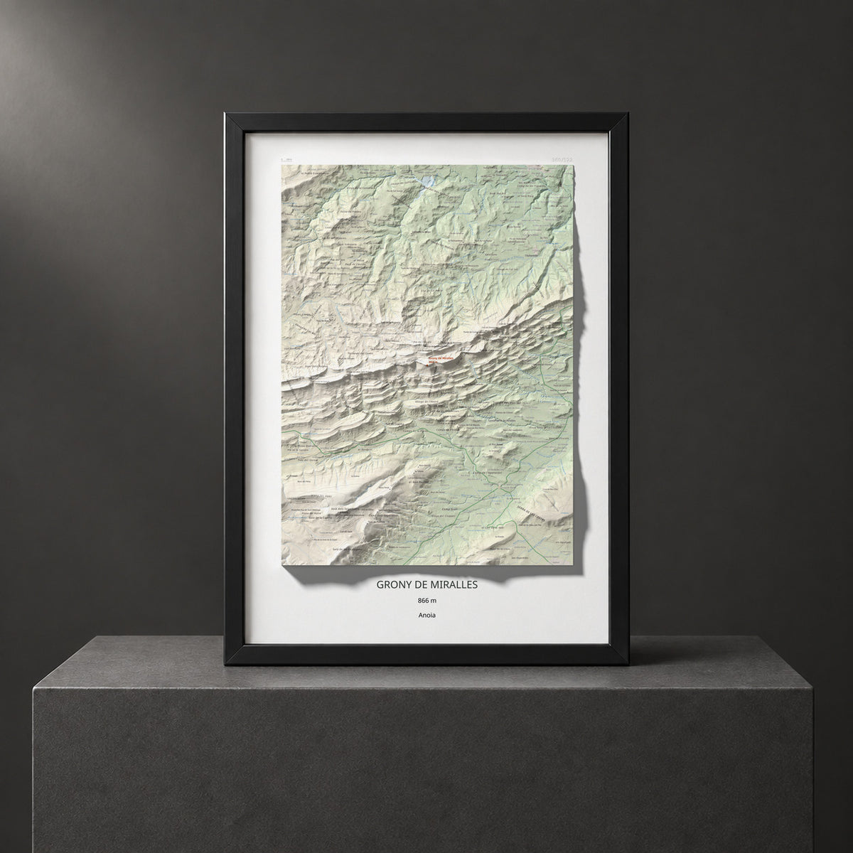 Mapa de relieve de Grony de Miralles, 866 m, Anoia, lámina 100 Cims de Trobart. Presentación enmarcada. 50 × 70 cm.