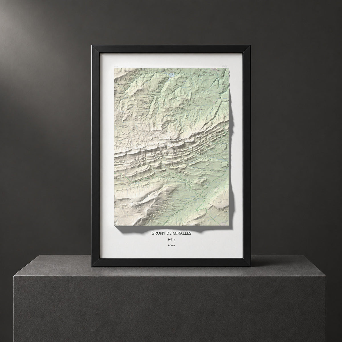 Mapa de relieve de Grony de Miralles, 866 m, Anoia, lámina 100 Cims de Trobart. Presentación enmarcada. 70 × 100 cm.
