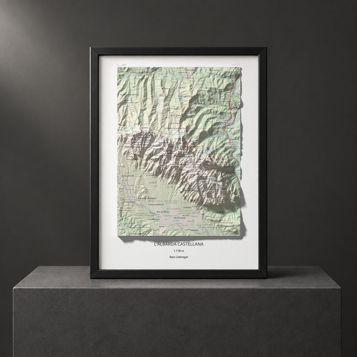 Mapa de relieve de L'Albarda Castellana, 1178 m, Baix Llobregat, lámina 100 Cims de Trobart. Presentación enmarcada. 30 × 40 cm.