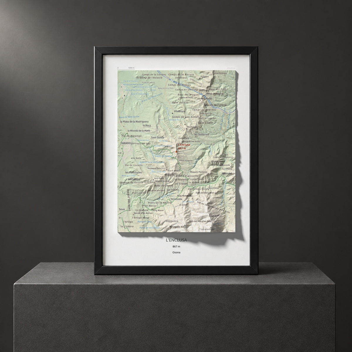 Mapa de relieve de L'Enclusa, 867 m, Osona, lámina 100 Cims de Trobart. Presentación enmarcada. 21 × 30 cm.