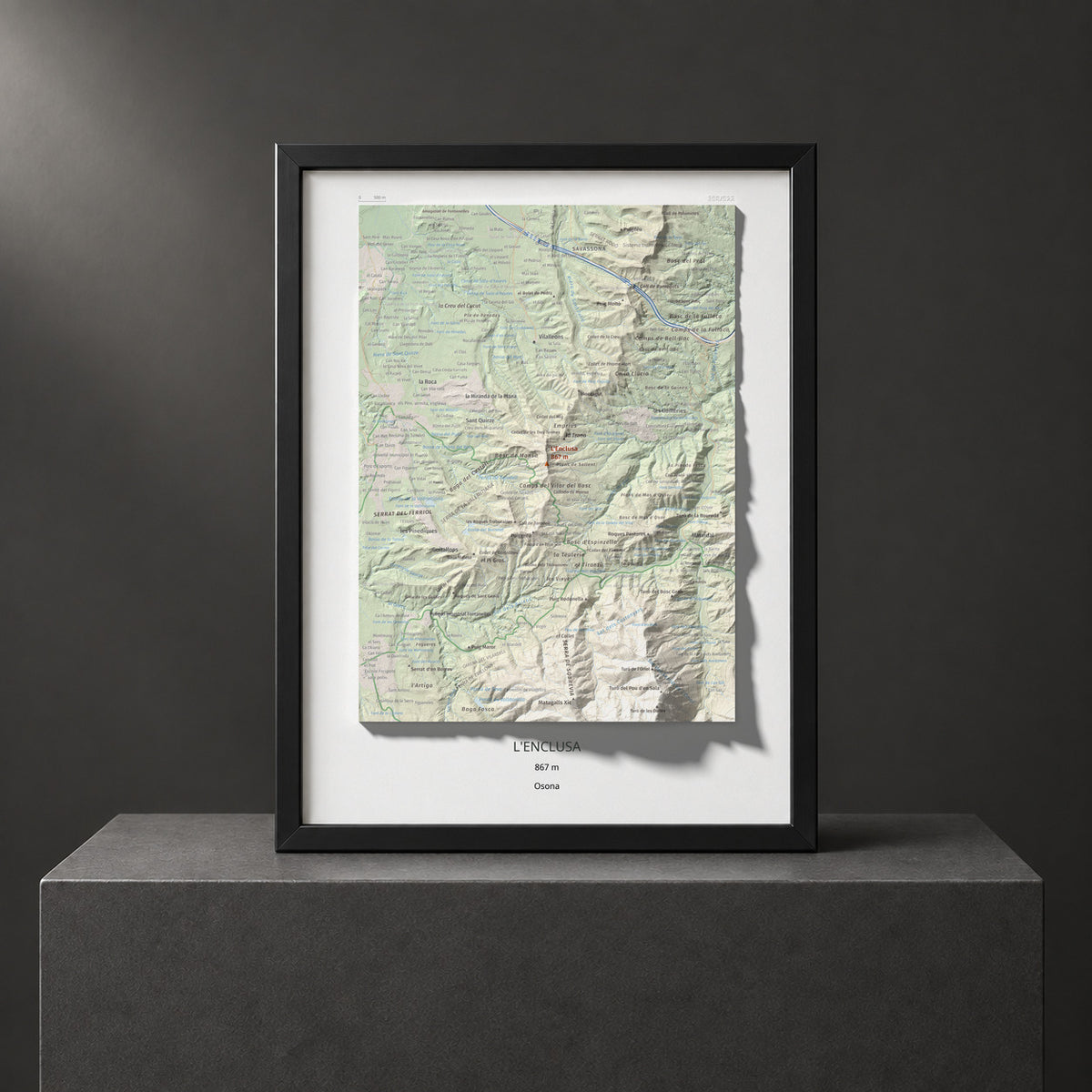 Mapa de relieve de L'Enclusa, 867 m, Osona, lámina 100 Cims de Trobart. Presentación enmarcada. 30 × 40 cm.