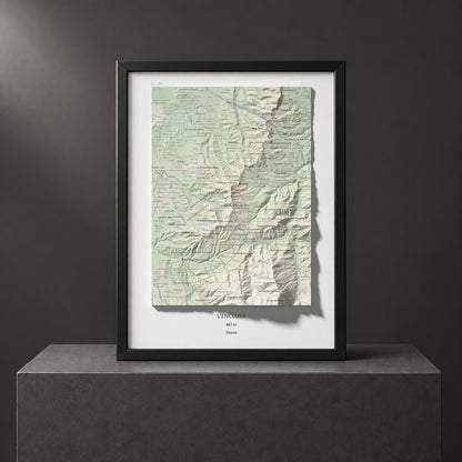 Mapa de relieve de L'Enclusa, 867 m, Osona, lámina 100 Cims de Trobart. Presentación enmarcada. 30 × 40 cm.