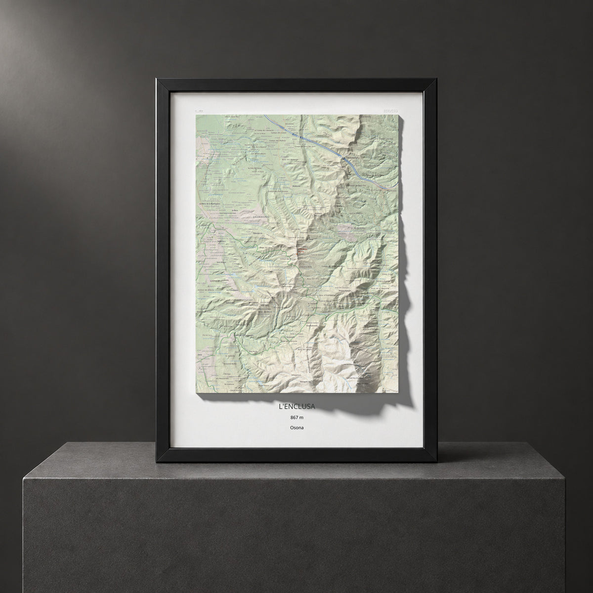 Mapa de relieve de L'Enclusa, 867 m, Osona, lámina 100 Cims de Trobart. Presentación enmarcada. 50 × 70 cm.