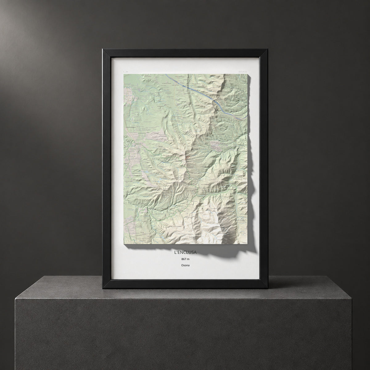 Mapa de relieve de L'Enclusa, 867 m, Osona, lámina 100 Cims de Trobart. Presentación enmarcada. 61 × 91 cm.