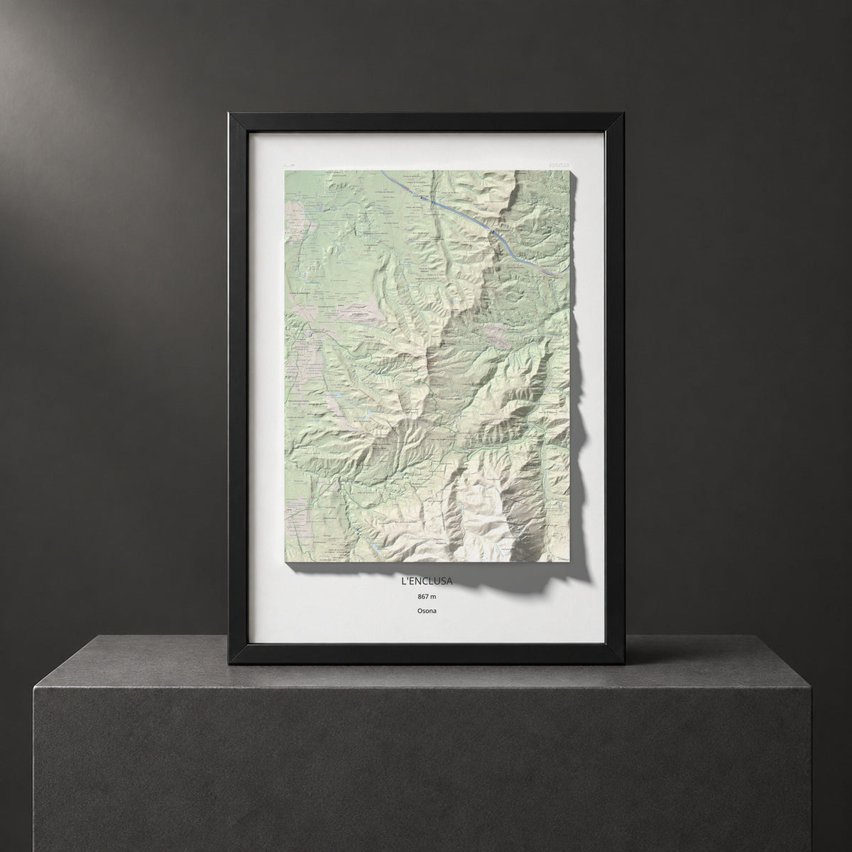 Mapa de relieve de L'Enclusa, 867 m, Osona, lámina 100 Cims de Trobart. Presentación enmarcada. 70 × 100 cm.
