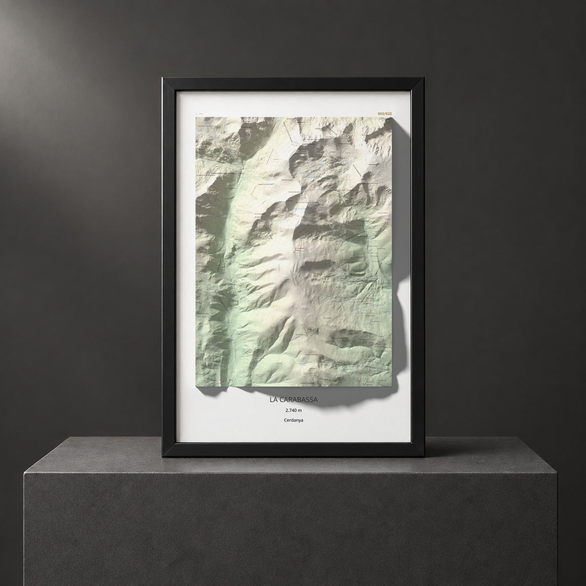 Mapa de relieve de La Carabassa, 2740 m, Cerdanya, lámina 100 Cims de Trobart. Presentación enmarcada. 61 × 91 cm.