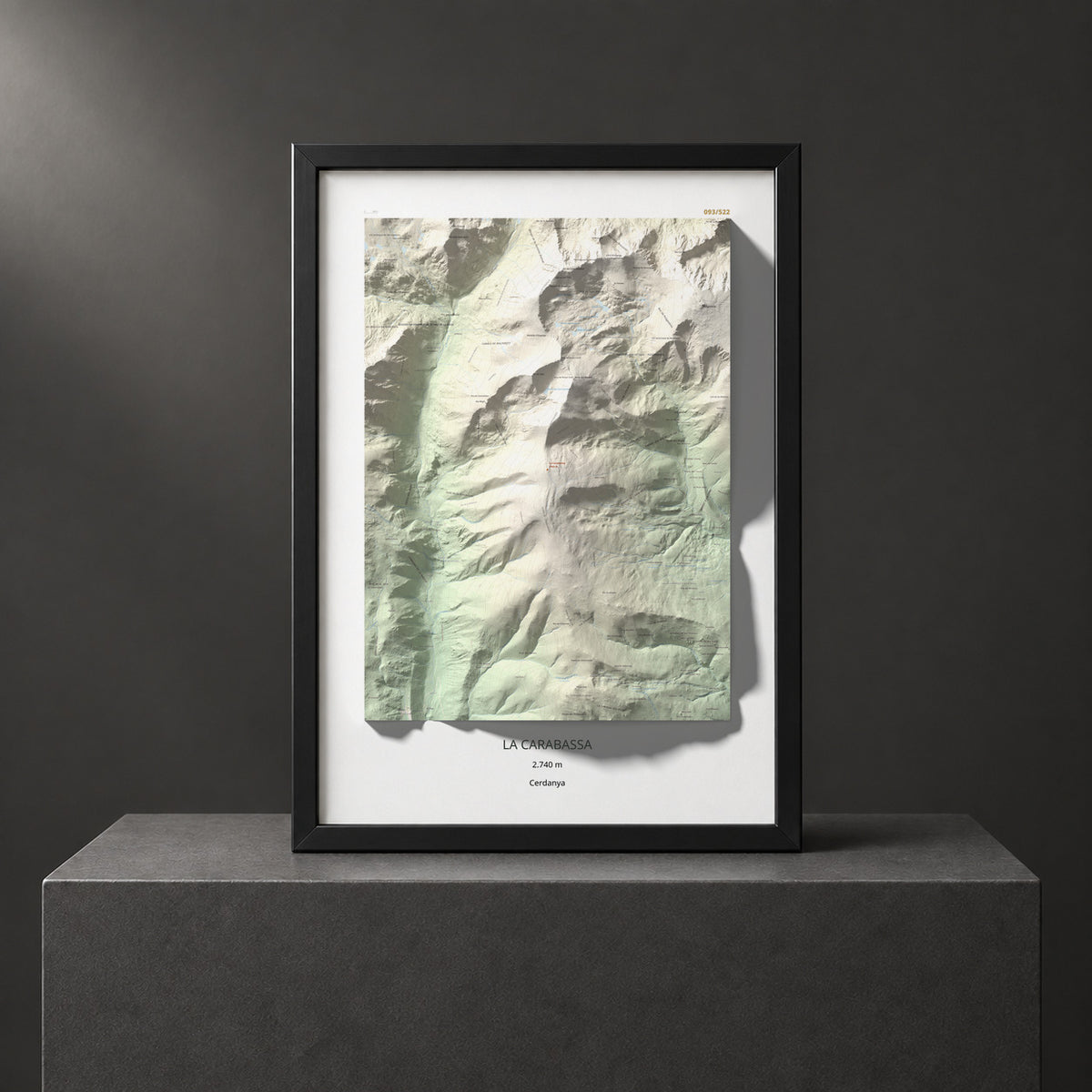 Mapa de relieve de La Carabassa, 2740 m, Cerdanya, lámina 100 Cims de Trobart. Presentación enmarcada. 70 × 100 cm.