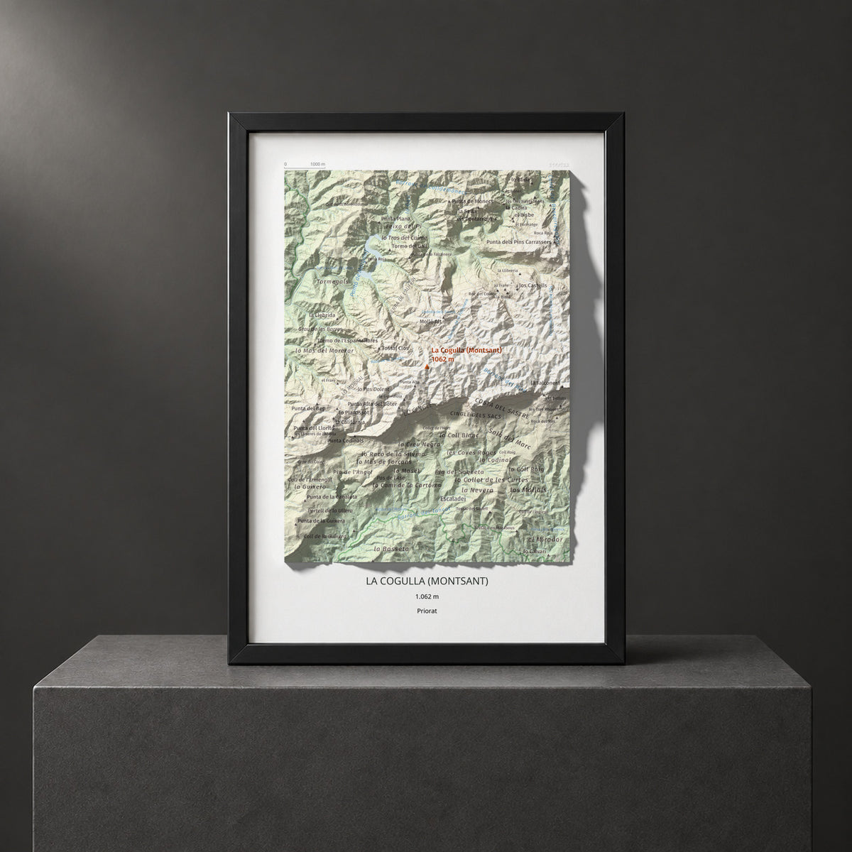 Mapa de relieve de La Cogulla (Montsant), 1062 m, Priorat, lámina 100 Cims de Trobart. Presentación enmarcada. 21 × 30 cm.
