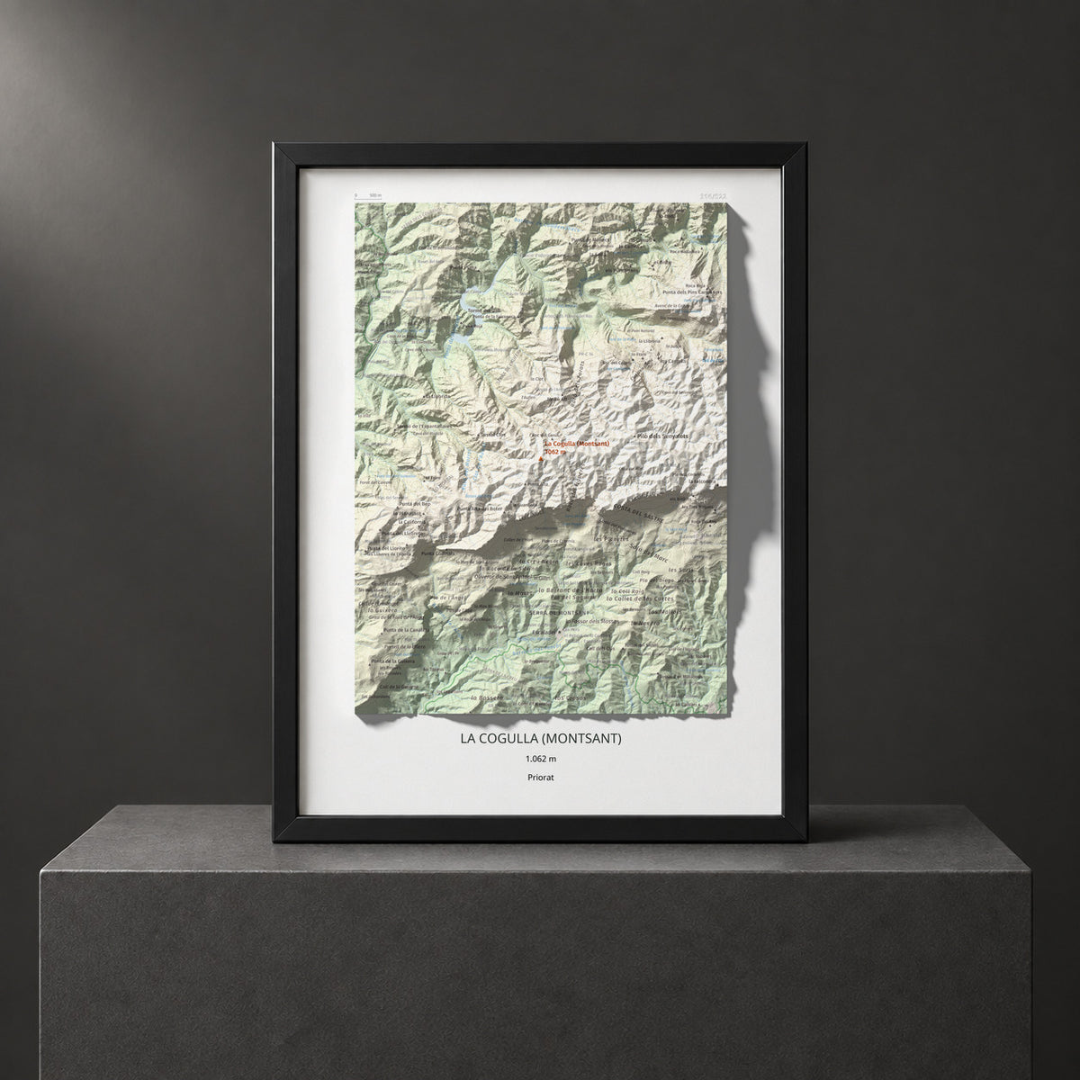 Mapa de relieve de La Cogulla (Montsant), 1062 m, Priorat, lámina 100 Cims de Trobart. Presentación enmarcada. 30 × 40 cm.
