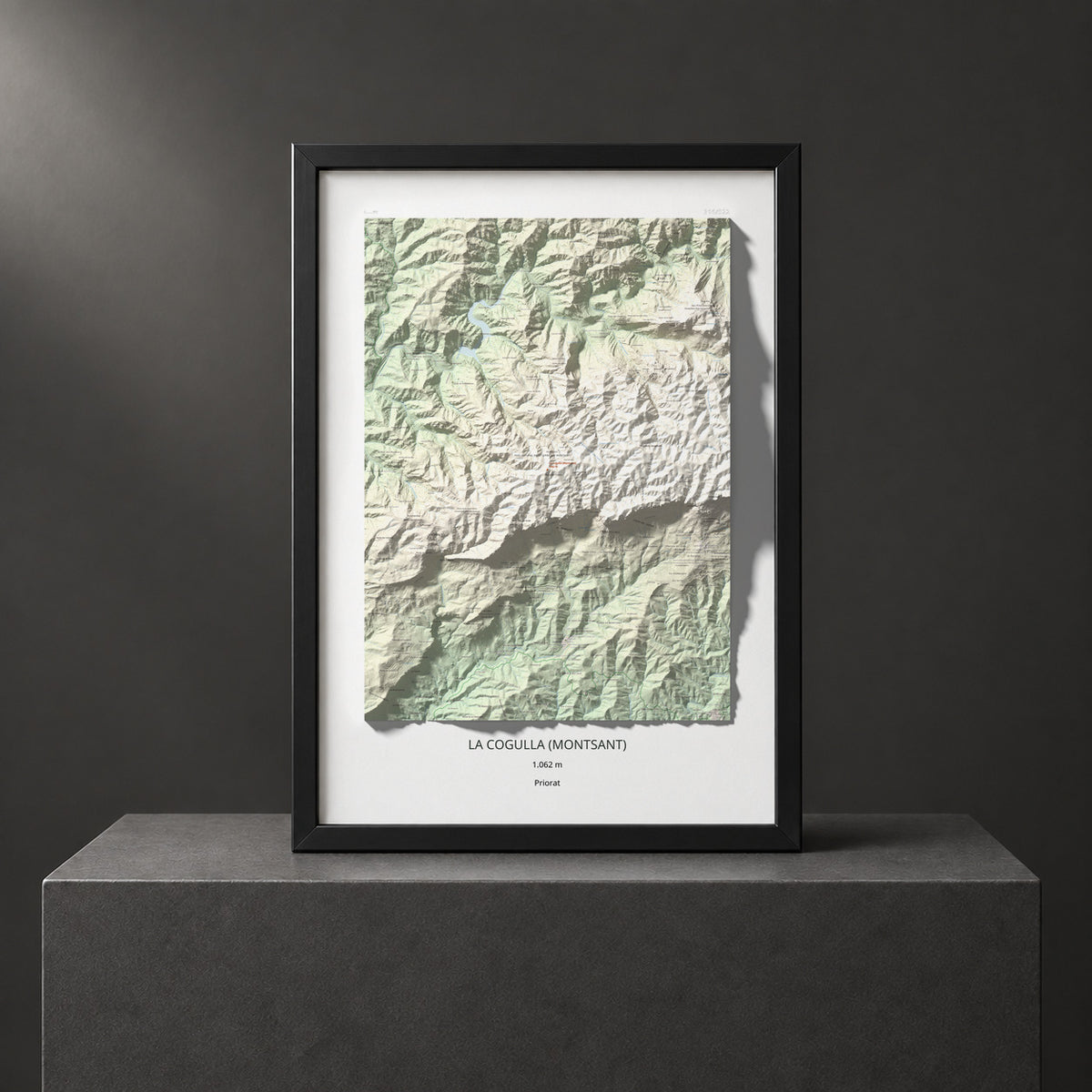 Mapa de relieve de La Cogulla (Montsant), 1062 m, Priorat, lámina 100 Cims de Trobart. Presentación enmarcada. 70 × 100 cm.