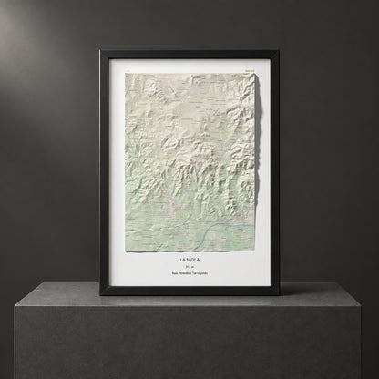 Mapa de relieve de La Mola, 317 m, Baix Penedès · Tarragonès, lámina 100 Cims de Trobart. Presentación enmarcada. 50 × 70 cm.