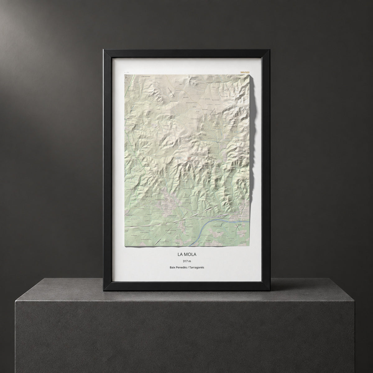 Mapa de relieve de La Mola, 317 m, Baix Penedès · Tarragonès, lámina 100 Cims de Trobart. Presentación enmarcada. 61 × 91 cm.