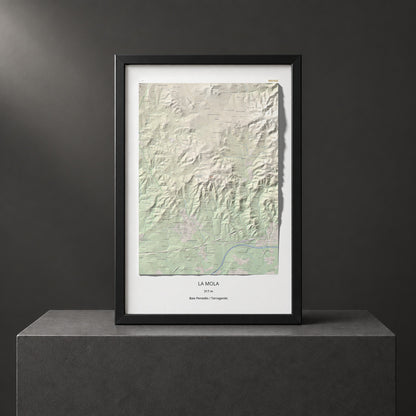 Mapa de relieve de La Mola, 317 m, Baix Penedès · Tarragonès, lámina 100 Cims de Trobart. Presentación enmarcada. 61 × 91 cm.